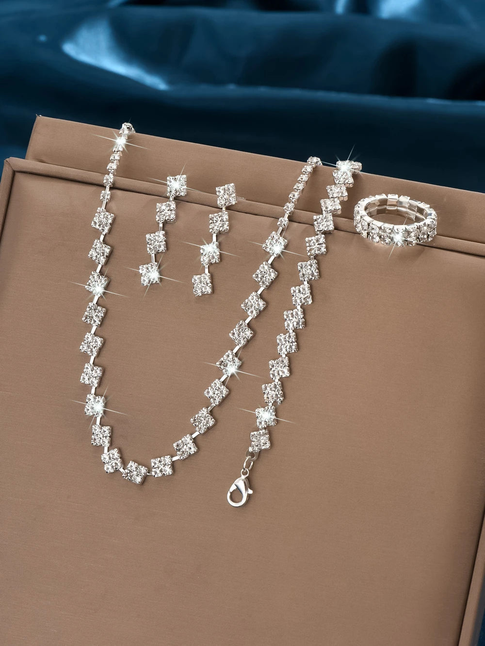 4-teiliges Schmuckset mit Zirkonia — Elegant für besondere Anlässe