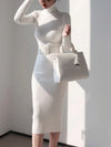 Strickkleid mit Rollkragen — Bodycon, Midi-Länge